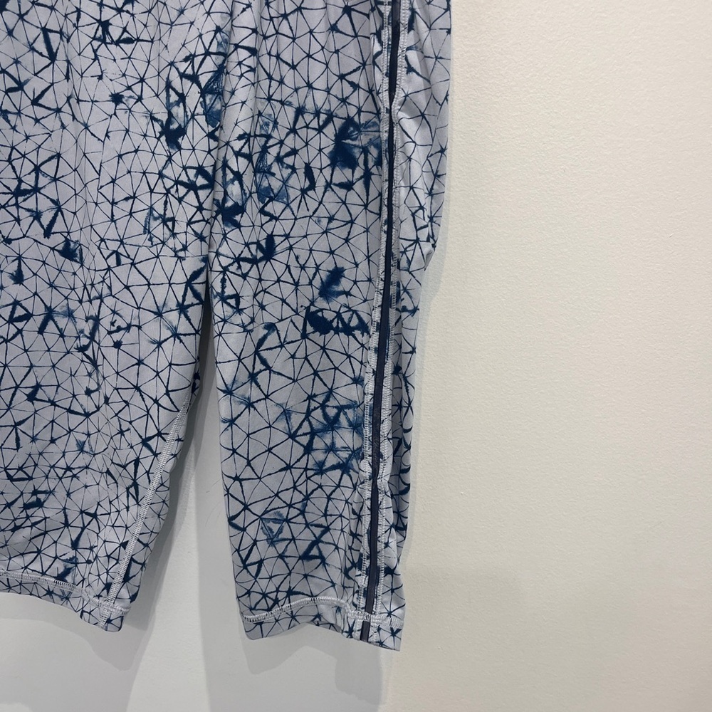 Lululemon Retreat Yogi Crop
Star Crushed Silver Fox Deep Navy size 6 - Picture 5 of 10